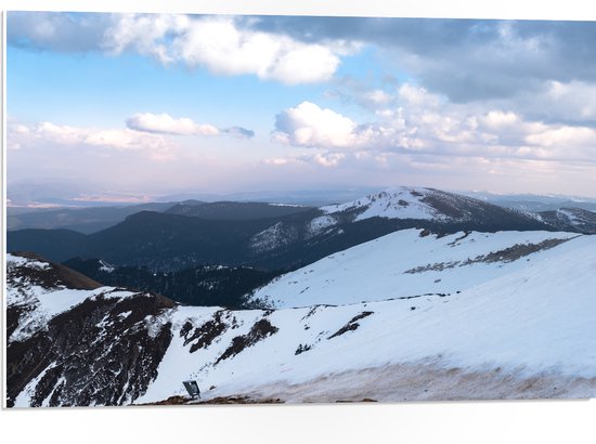 PVC Schuimplaat- Ondergesneeuwde Bergen in Landschap met Zachte Bewolking - 75x50 cm Foto op PVC Schuimplaat