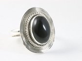 Bewerkte ovale zilveren ring met onyx - maat 18