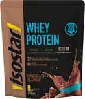 Bruine zak met Isostar logo, met 'WHEY PROTEIN' in blauwe letters. Chocolade smaak met chocolade stukken.