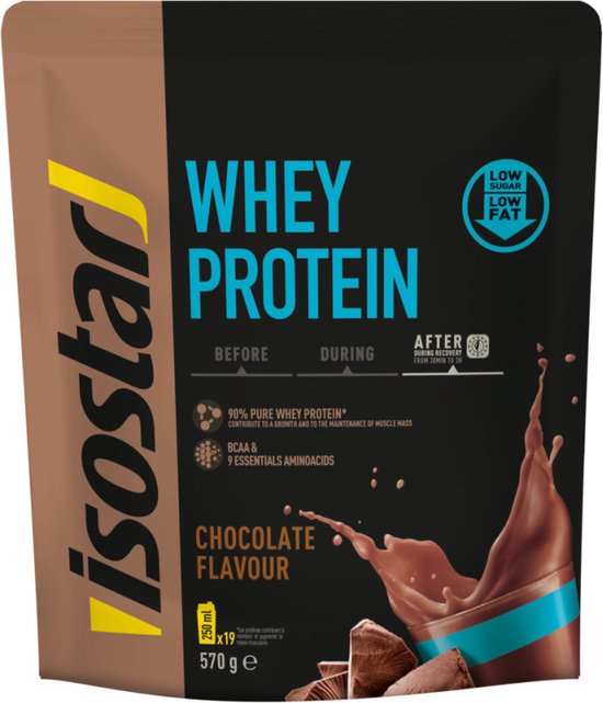 Bruine zak met Isostar logo, met 'WHEY PROTEIN' in blauwe letters. Chocolade smaak met chocolade stukken.