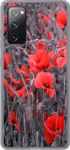 Geschikt voor Samsung Galaxy S20 FE hoesje - Rode Klaprozen in een zwart wit afbeelding - Siliconen Telefoonhoesje