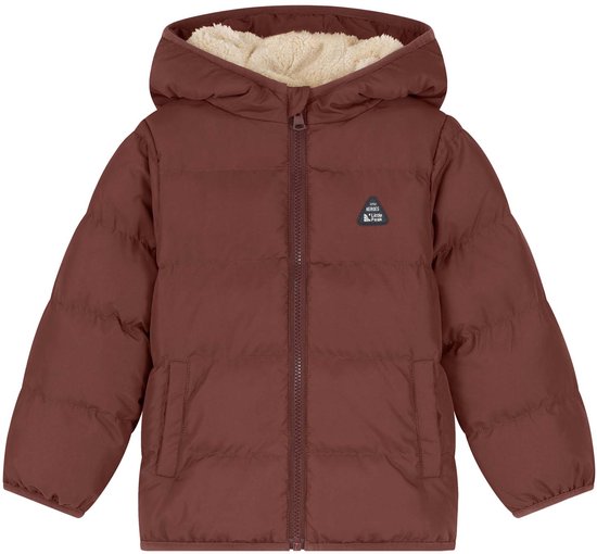 Donkerbruine gewatteerde jas met rits, capuchon met crème sherpa-voering en Little Heroes Little Peak-badge.