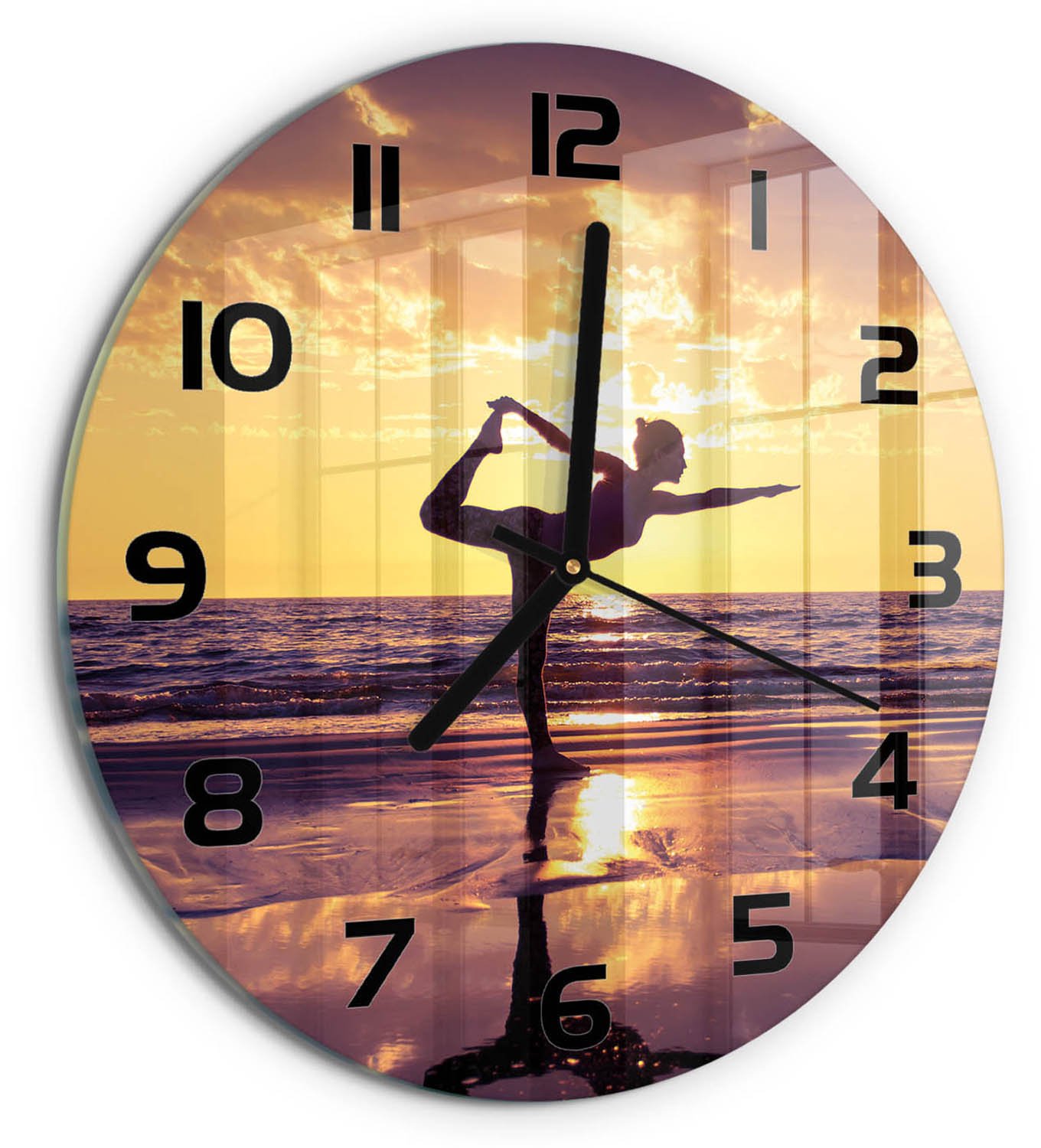 TULUP Wandklok - Yoga op het strand Moderne Wandklok Glas - fi30 cm - Geel Wandklok Glas Decoratie - Zwarte handen - Ronde Klok - Glazen Wandklok Design - Klok Glas Met Opdruk