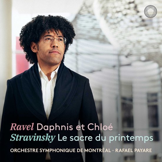 Rafael Payare met bril en krullend haar in een zwart colbert en wit overhemd voor een orkestalbum van Ravel en Stravinsky.