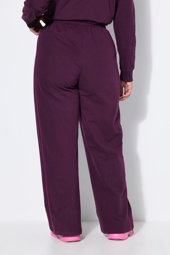 Achterkant van donkerpaarse joggingbroek met roze bies.