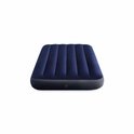 Donkerblauw Intex luchtbed met verticale ribbels.