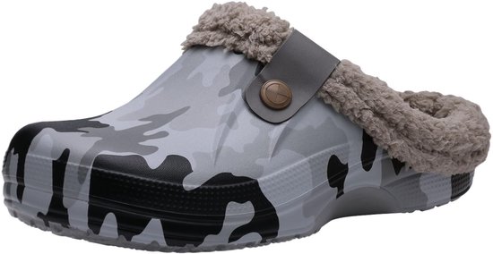 Sabot camouflage gris doublé de fourrure marron avec une bride grise à bouton, sur fond blanc.
