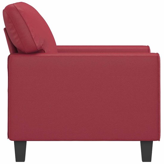 Zijaanzicht van een rode fauteuil van kunstleer met zwarte pootjes.