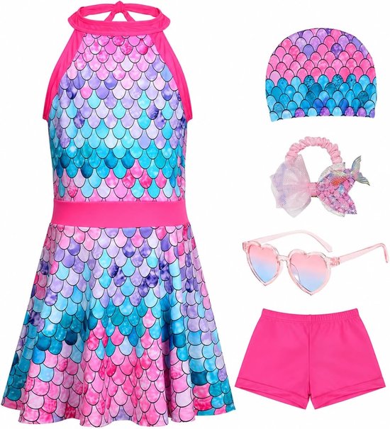 Zwemset met zeemeerminnenprint: zwempak, zwemcap, scrunchie, hartvormige zonnebril en roze short.