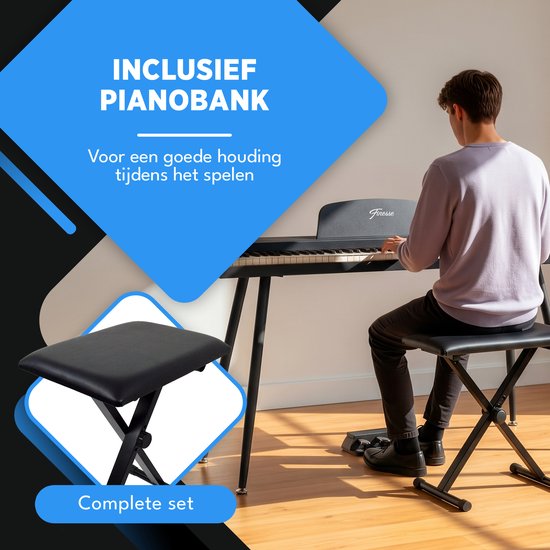 Persoon speelt op een zwarte Finesse piano met bijpassende pianokruk. Complete set.