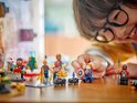 Close-up van LEGO Marvel Avengers minifiguren, waaronder Captain America met schild, Spider-Man en Iron Man.