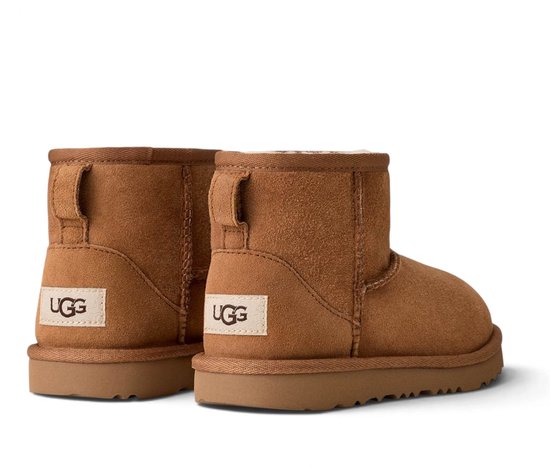 Aanzicht van de achterkant van twee bruine suède kinderlaarzen met UGG-label.