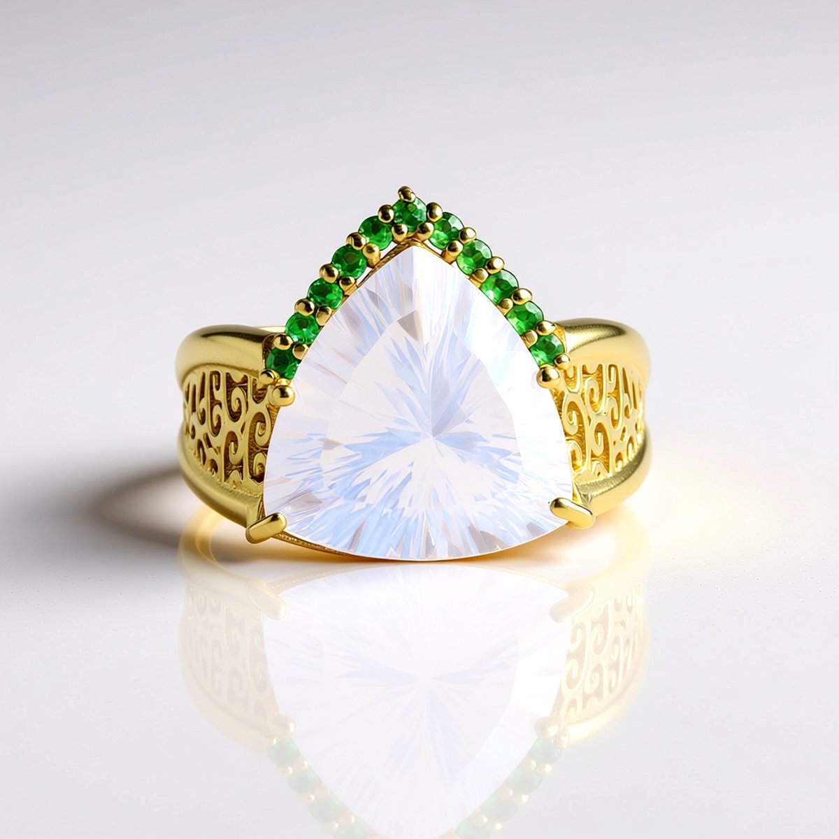 Cavill - Luxe Zilveren Ring - 925 Sterling Zilver Verguld - 6,498 ct Trillant Maanblauwe Kwarts - 0,183 ct Pavé Tsavoriet - Dames Sieraad