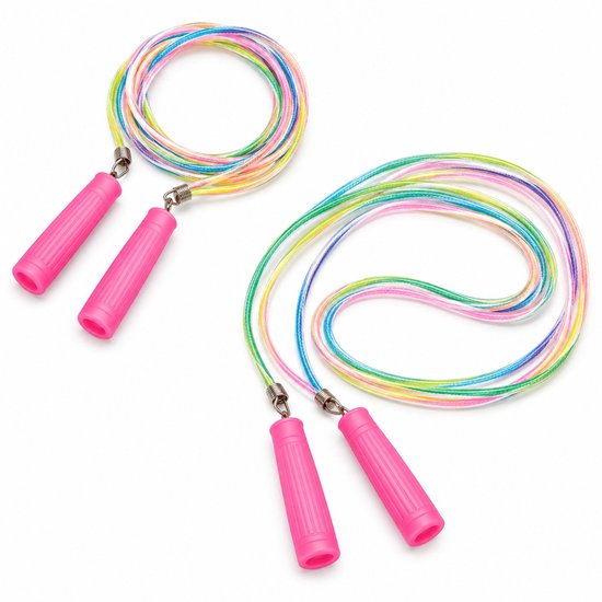 Twee springtouwen met felroze handvatten en gekleurde, gevlochten koorden in regenboogkleuren.