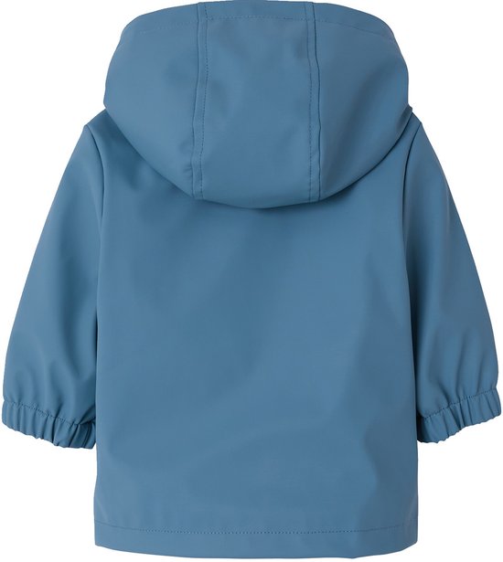 Achterzijde van een blauwe baby-regenjas met een capuchon en elastische mouwen.