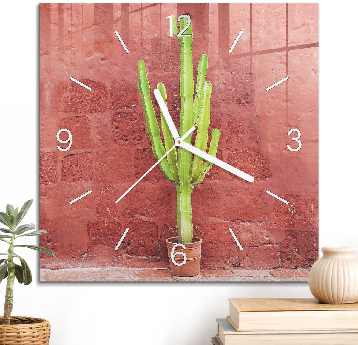 ArtPrintCave Rood Glazen Klok - 30x30 cm - Wandklok Vierkant - Cactussteen Wandklok Keuken - Architectuur Unieke Klok - Witte Klokwijzers