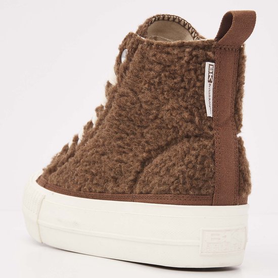 Hiel van de bruine high-top sneaker met een klein wit British Knights lipje en logo in de plateauzool.