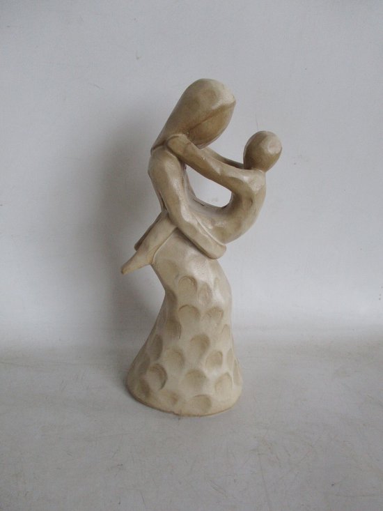 Beeld van een moeder die haar kind optilt, in een beige, gebeeldhouwde afwerking met een gestructureerde voet.