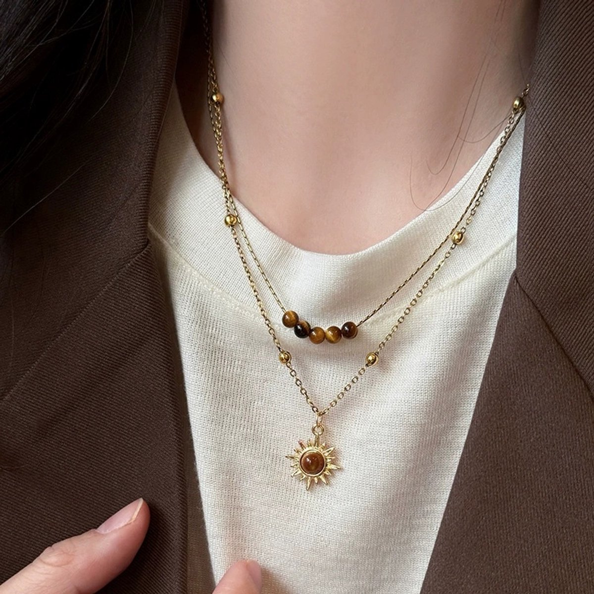 Sjika - Dubbele Ketting Dames Goud – Ketting met Tijgeroog en Zon Hanger – Layered Damesketting – Goudkleurig Sieraad – Cadeau voor Haar