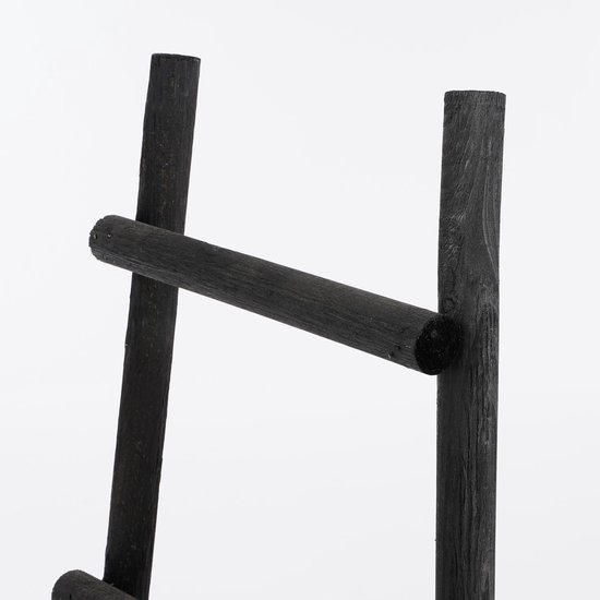 Detail van een zwarte decoratieladder