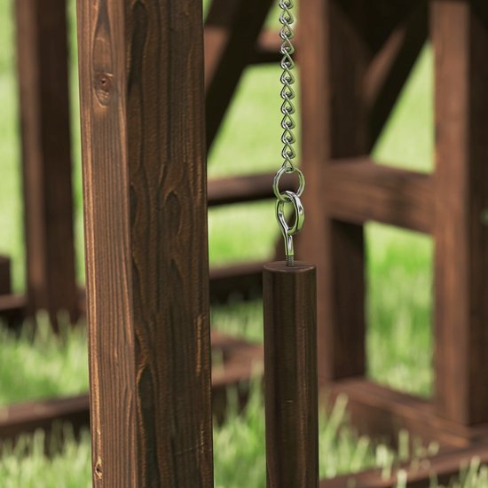 Detail van de metalen ketting en houten schommel voor kippenspeeltuin.