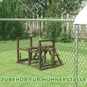 Houten kippenspeeltuin binnen een groen nettenhok.
