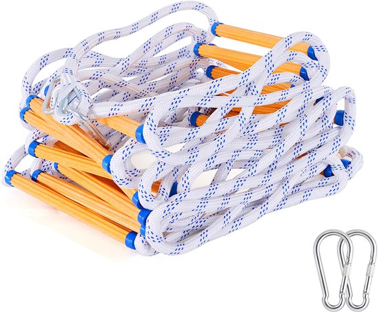 Opgerolde brandtrap met houten sporten en witte touwen met blauwe spiraal, met karabiners.