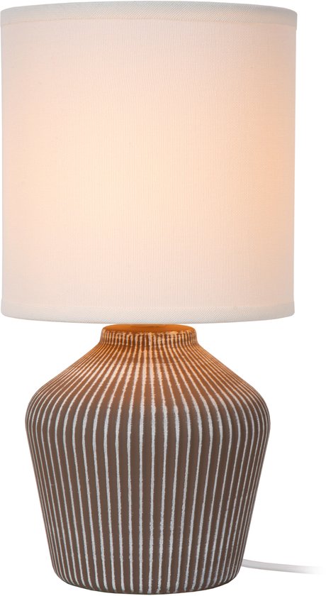 Bruine lamp met verticale witte ribbels en een crèmekleurige kap.