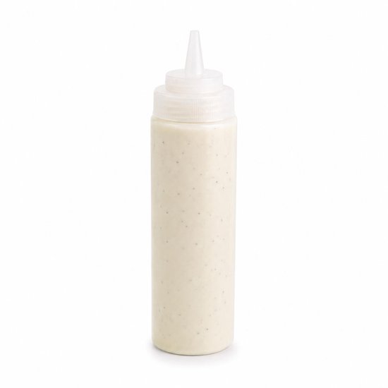 Witte sausfles met transparante dop en schenktuit, gevuld met romige saus met kruiden.