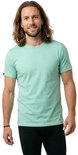 Homme aux longs cheveux bruns portant un t-shirt vert d'eau à manches courtes.