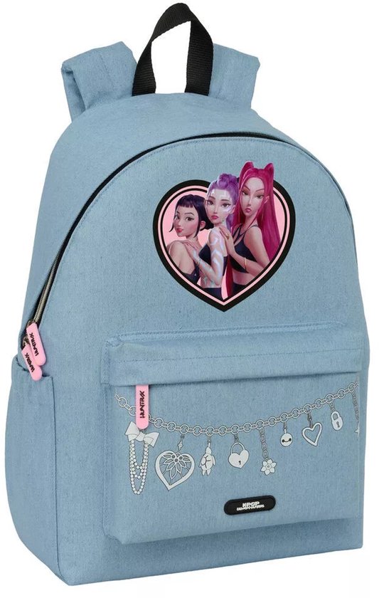 Lichtblauwe rugzak met Kpop Demon Hunters print in een hart, Rumi, Mira en Zoey. Ketting met bedeltjes op voorvak.