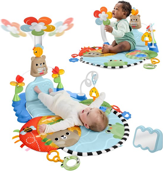Twee afbeeldingen van een babygym met een bruine beer, gele vogel en bloemen. Eén baby ligt, de ander zit. De mat is lichtblauw met dierenprints.