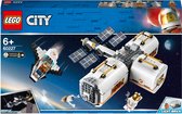 LEGO City Ruimtevaart Ruimtestation op de Maan 60227 productverpakking. Ruimtestation, raket, astronauten en de maan.