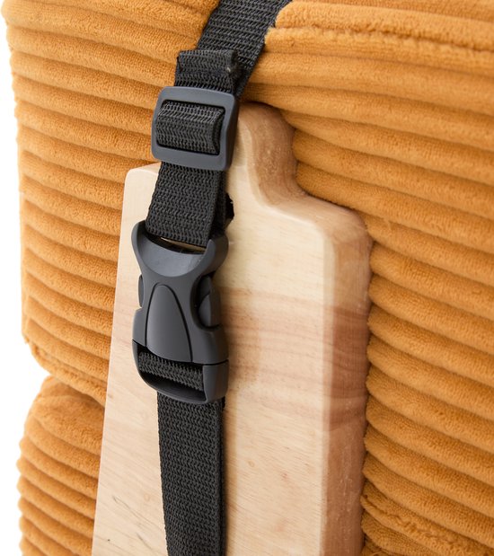 Detail van de gesp en band aan de achterkant van de oranje corduroy slaapfauteuil.