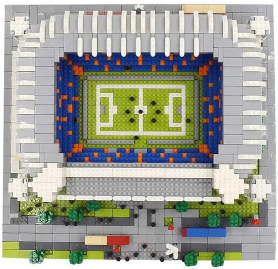 Bovenaanzicht van het Bernabéu stadion bouwmodel met een duidelijk gemarkeerd voetbalveld en witte tribunes.