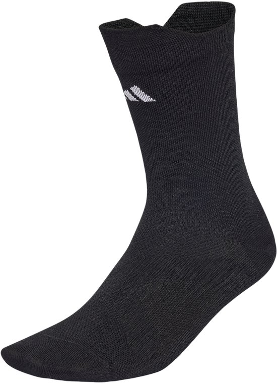 Zwarte sportsok met wit Adidas logo op de enkel.
