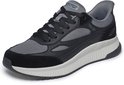 Zwarte sneaker met grijze mesh en suède accenten, witte zool, label 'Skechers Slip-ins'.