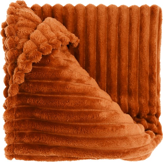 Een ombrage plaid in oranje vlamkleur met een geribbelde textuur en een zachte, pluizige rand.