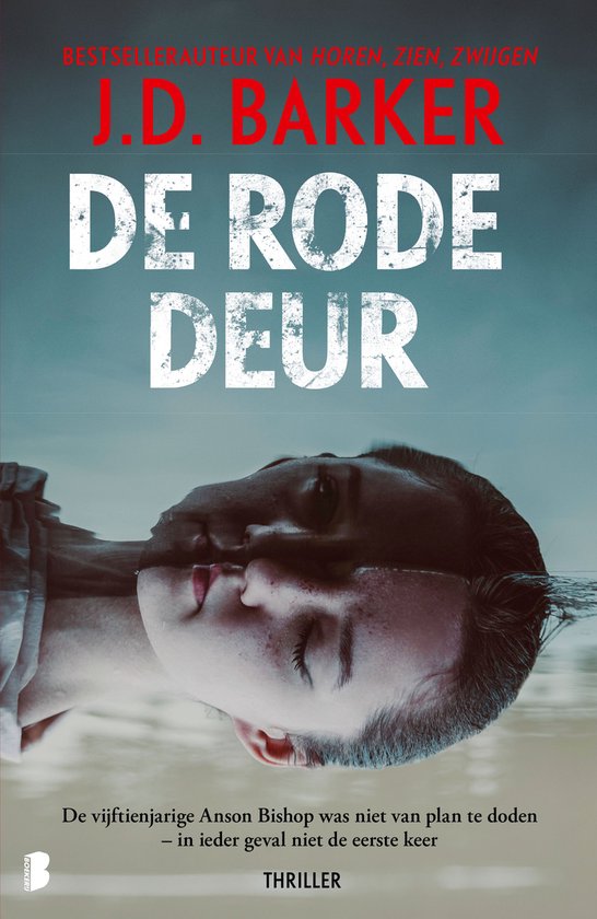 Een vrouw ligt met haar hoofd onder water, haar gezicht weerspiegelt. Titel 'De rode deur'.
