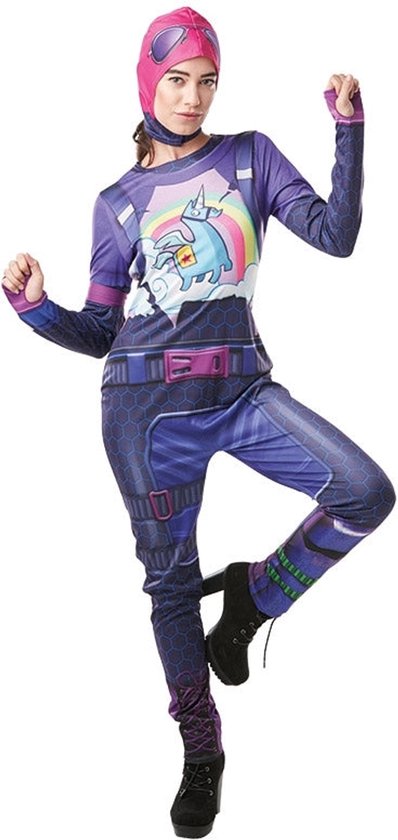Jongedame in een paars Fortnite-kostuum met een regenboog-eenhoorn op de borst en een roze bivakmuts, dansend.