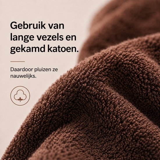 Close-up van de textuur van een bruine handdoek van gekamd katoen met lange vezels, wat pluisvorming vermindert.