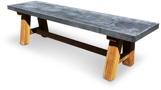 Tuinbank met donkergrijze betonnen zitting en houten frame met dwarsbalk.
