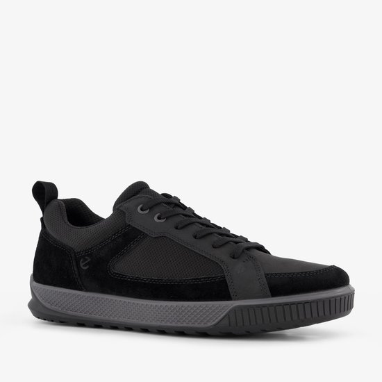 Zwarte ECCO sneaker in profiel met suède neus en hiel.