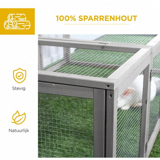 Close-up van stevige, natuurlijke 100% sparrenhouten constructie met gaas en een konijn in de achtergrond.