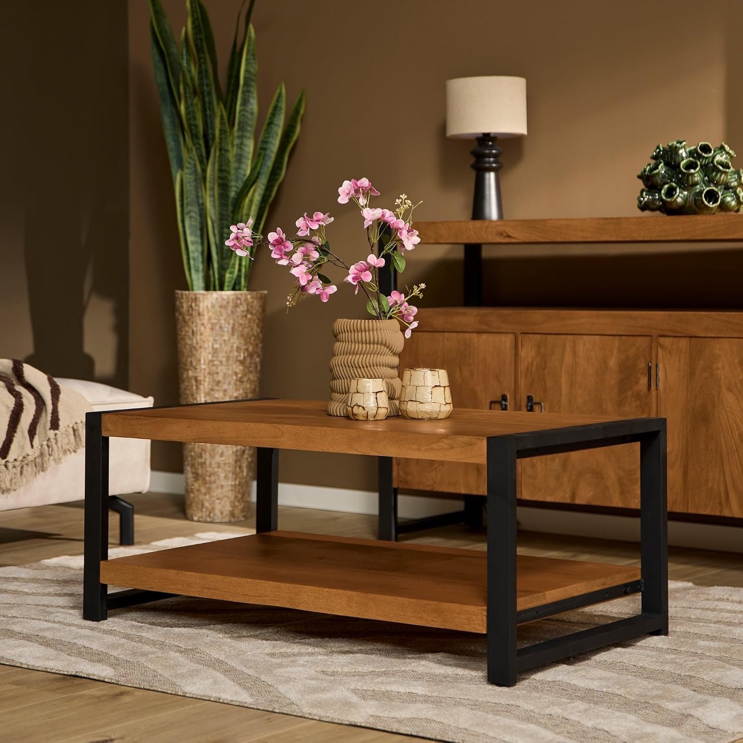 Salontafel Boaz met onderblad | 110 cm | Mangohout & metalen meubel | Industrieel interieur