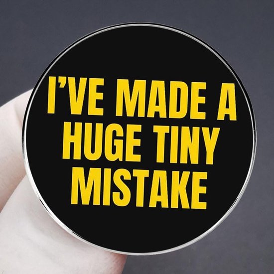 2 stuks Ik heb een enorme kleine fout gemaakt ronde knopspelden, grappige Engelse zin legering reversspeldjes, metalen legering badges voor heren en dames — afbeelding 4