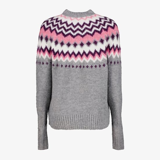 Grijze trui met Fair Isle patroon in roze, paars en wit, lange mouwen, ronde hals.