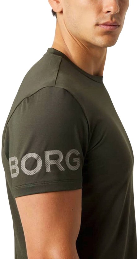 Man met donkergroen sportshirt, met zilverkleurig 'BORG' logo op de mouw.