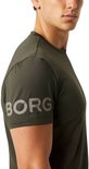Man met donkergroen sportshirt, met zilverkleurig 'BORG' logo op de mouw.
