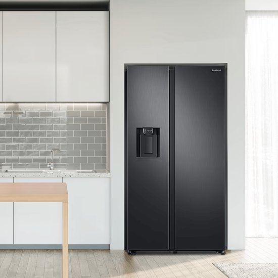 Zwarte Samsung side-by-side koelkast met waterdispenser in een moderne keuken.